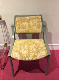 Silla gris y amarilla