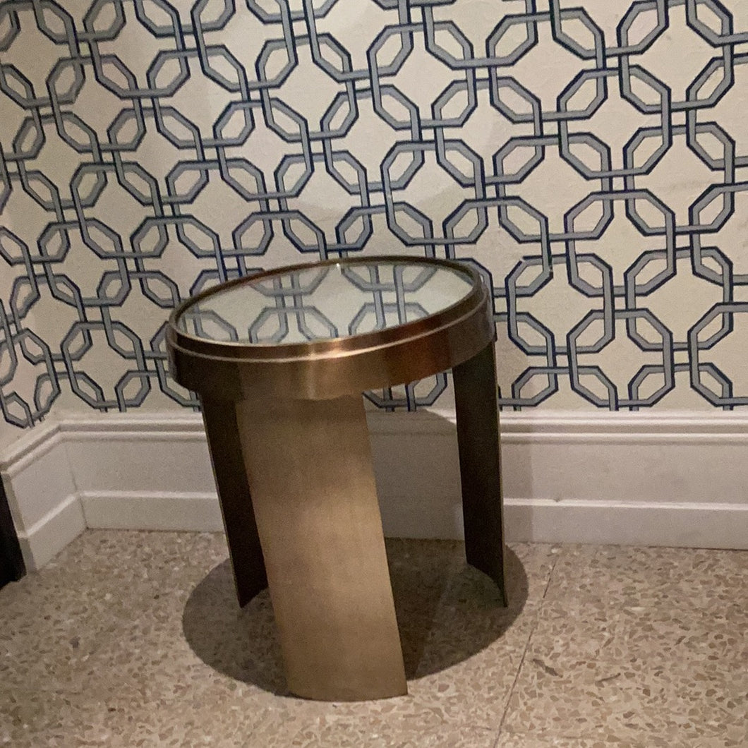 Mesa auxiliar dorada y espejo